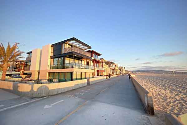 Beachfront homes on The Strand in Hermosa Beach