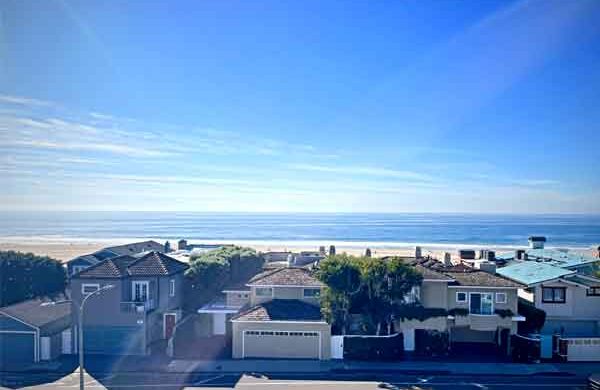 Beachfront homes on the Strand in Hermosa Beach