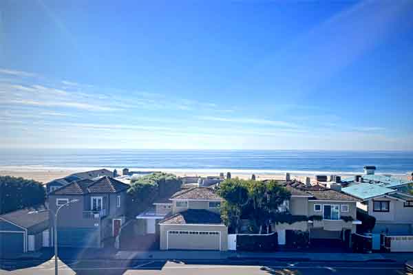 Beachfront homes on the Strand in Hermosa Beach
